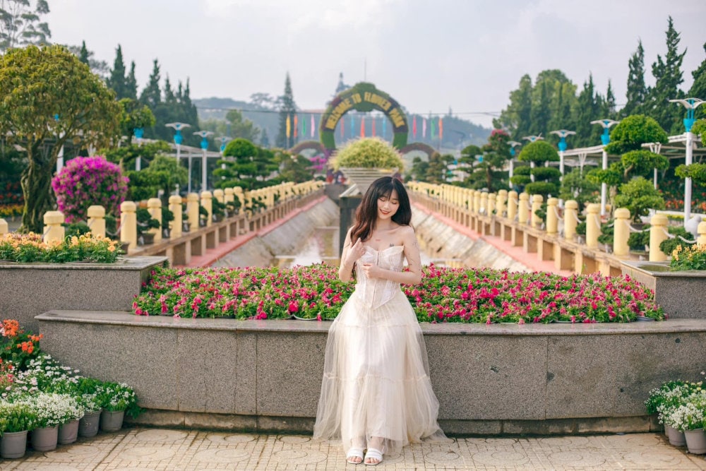 Du khách check in vườn hoa thành phố